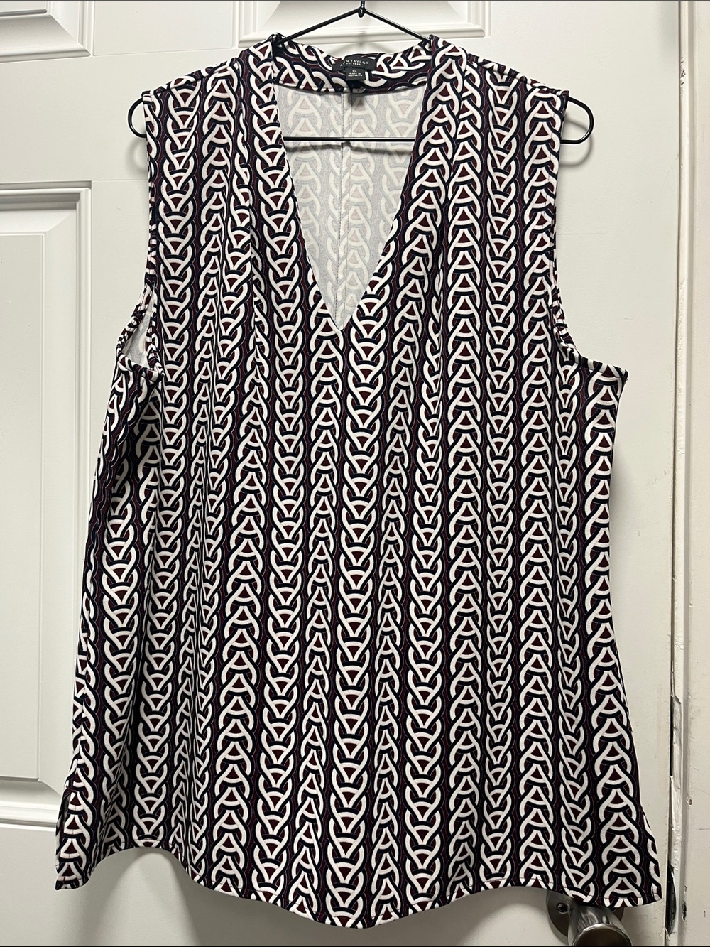 Ann Taylor Black & White V-Neck Sleeveless Patterned Tank
